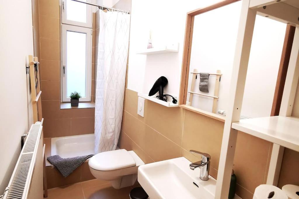 Lang Li By Rockchair L Superhost Status L 2 Bedrooms Boxspringbeds In Center - Cozy Family & Business Flair Welcomes You! *